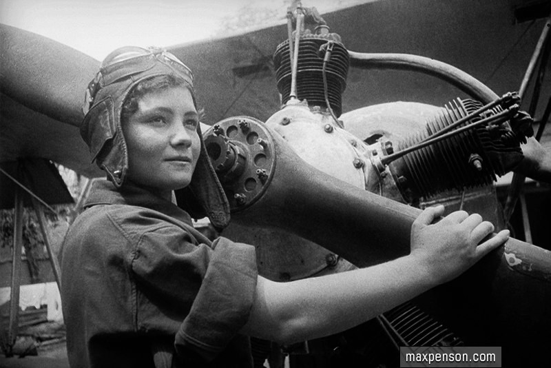 "НОЧНЫЕ ВЕДЬМЫ" ЗАЩИТНИЦЫ ОТЕЧЕСТВА "НОЧНЫЕ ВЕДЬМЫ" ЗАЩИТНИЦЫ ОТЕЧЕСТВА