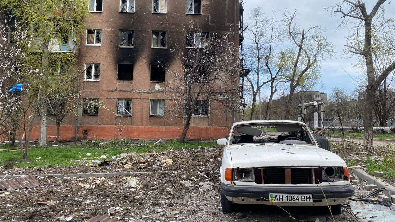 Житель Мариуполя показал журналистам последствия обстрелов со стороны ВСУ Происшествия,Украина