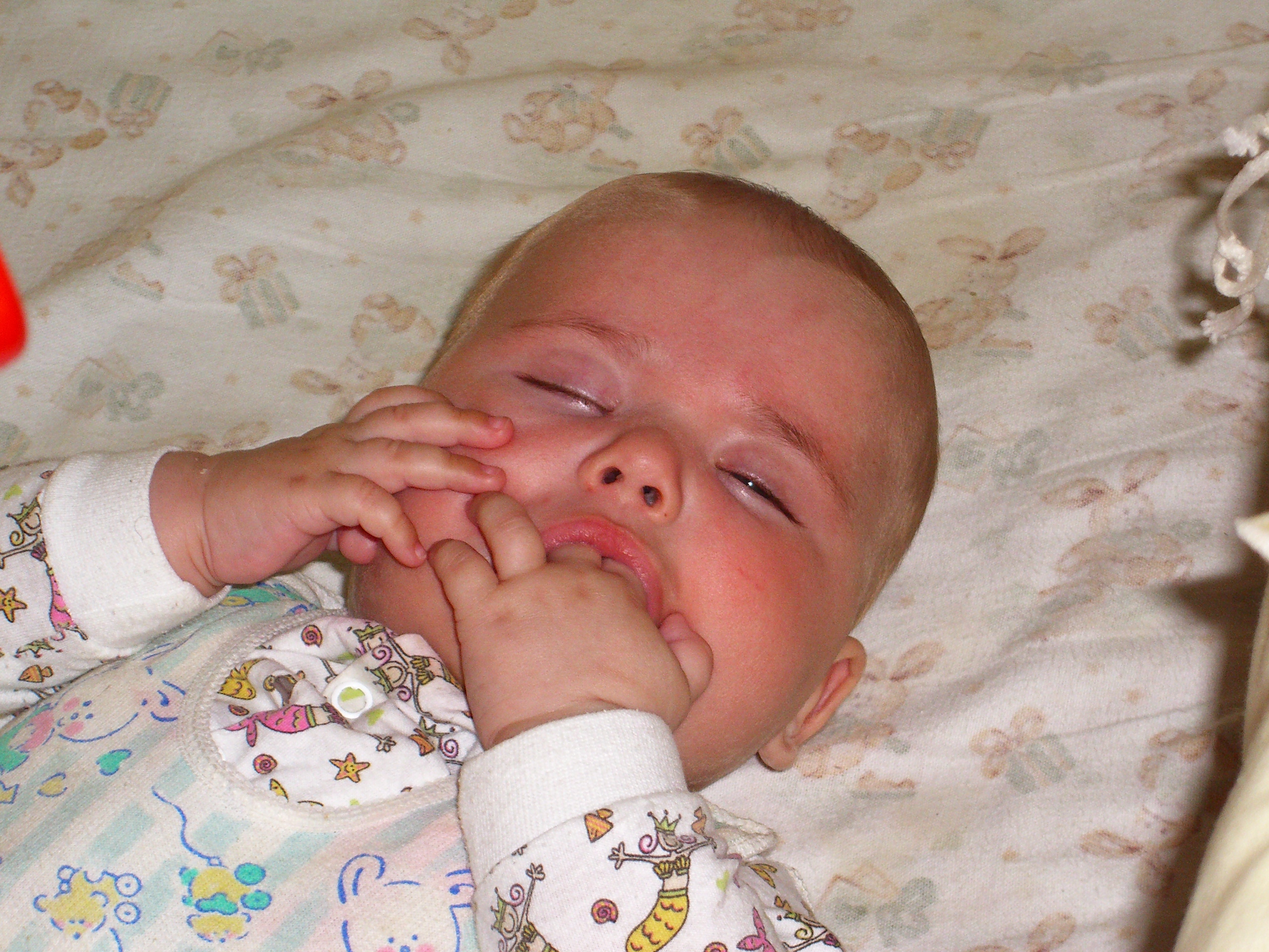 Ребенку 6 месяцев часто просыпается. Бессонница у грудничка. Грудной ребенок плохо засыпает.