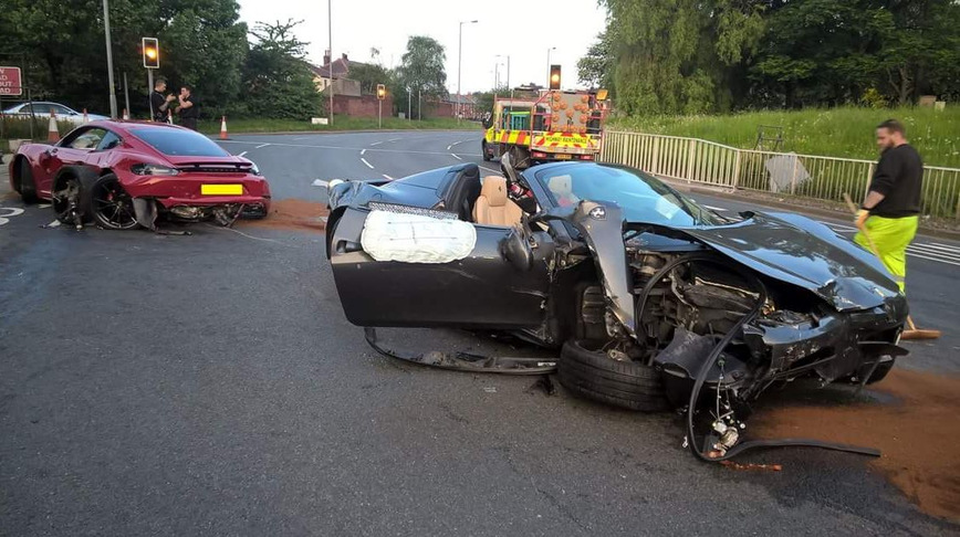 Водители Ferrari и Porsche уничтожили свои суперкары, после чего сбежали с места ДТП аварии,авто,автомобили,автомобиль,дтп,происшествия,ремонт