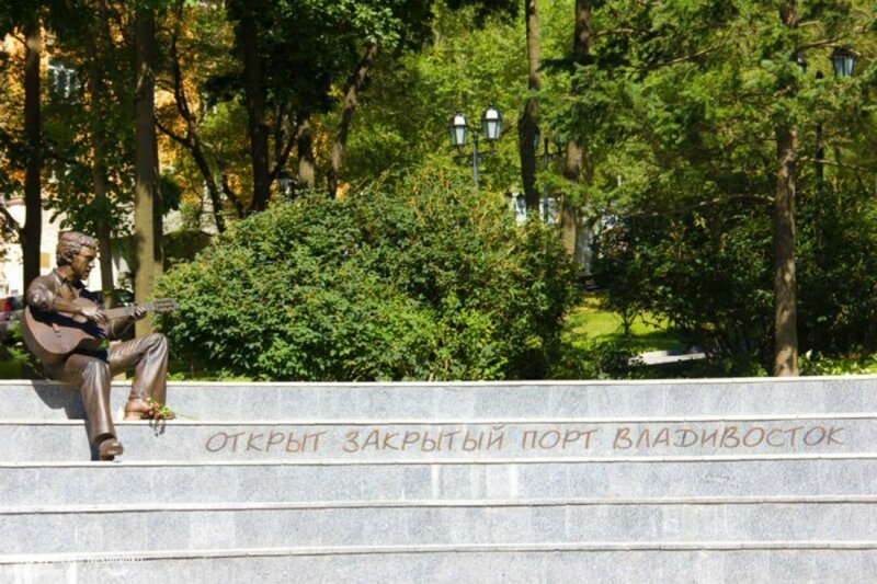 Памятник В. Высоцкому «Я, конечно, вернусь» в Театральном сквере г. Владивостока бюсты, высоцкий, памятники