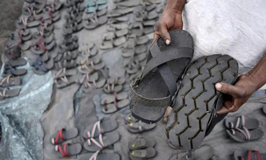 Обул всю деревню, разбогател и стал завидным женихом: африканский парень построил бизнес на старых шинах мастер на все руки