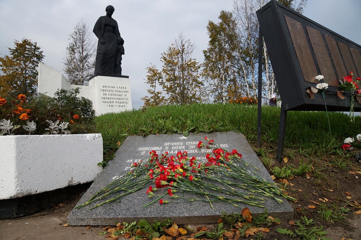 Кондакопшино мемориал. Кондакопшино Братская могила. Мемориал Братская могила советских воинов Санкт Петербург. Военный мемориал Братская могила памятник.