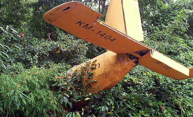 Пилот спрыгнул из сломанного самолета в джунгли и шел в лесу 36 дней, пока не вышел к людям. Видео