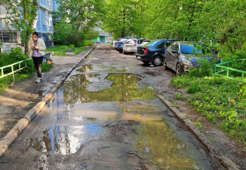 Разбитый двор. Российский двор. Рязанский дворик Рязань. Разбитая улица.