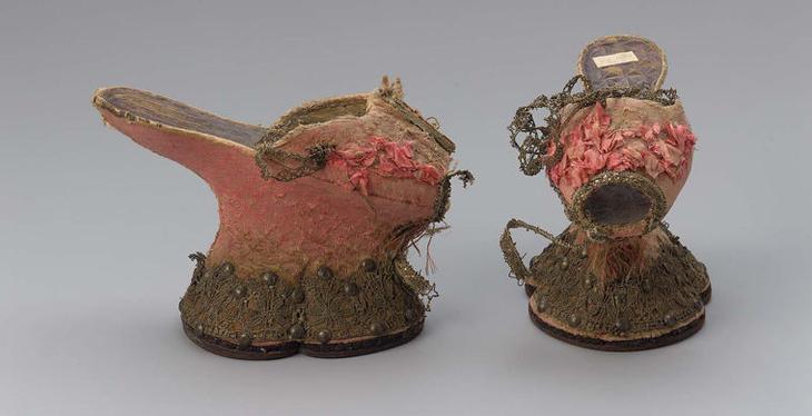 Жутко неудобная обувь средневековых женщин женщины, история, обувь