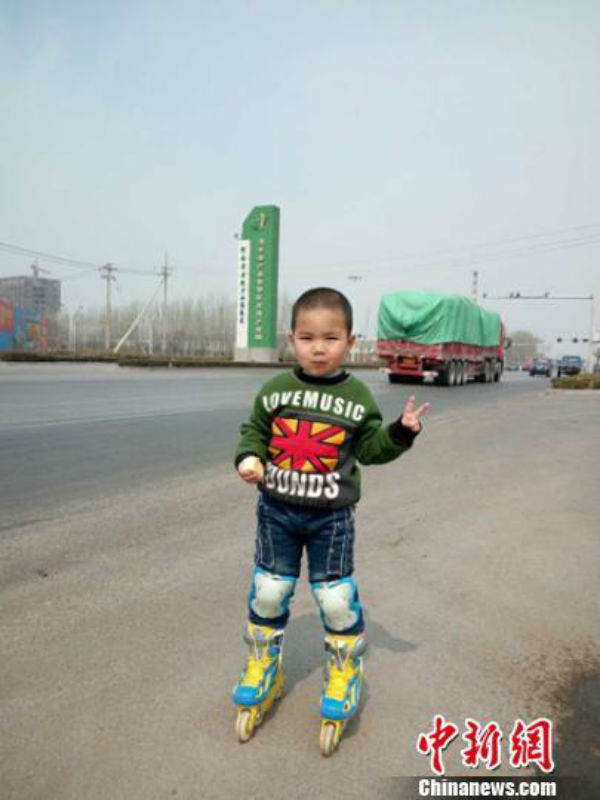 Воспитание по-китайски: 4-летний мальчик проехал более 500 километров на роликах гид,мир,путешествия