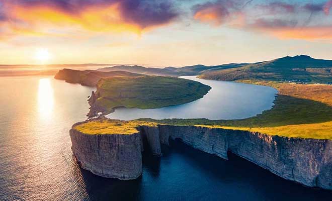 Туристы приехали на Фареры и пришли на озеро. Подойдя к краю они поняли, что оно словно висит над океаном