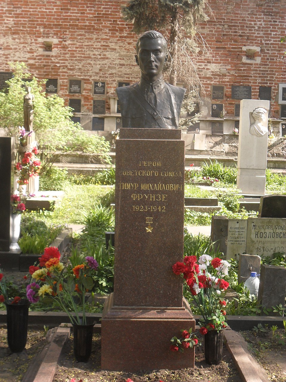 960px-Могила_Героя_Советского_Союза_Тимура_Фрунзе.jpg