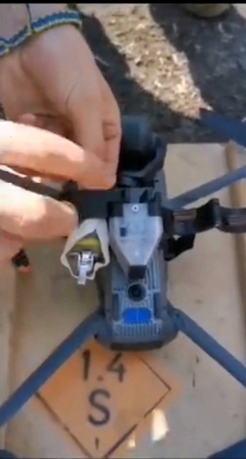 Зачем украинцы распиливают кассетные снаряды и достают их содержимое для снаряжения дронов Зачем украинцы распиливают кассетные снаряды и достают их содержимое для снаряжения дронов оружие