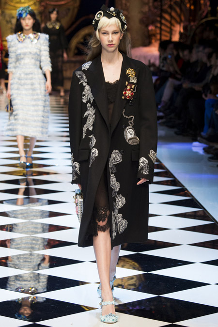 Модель в черном прямом пальто от Dolce & Gabbana - модные пальто осень 2016, зима 2017
