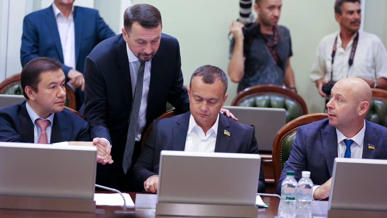 На Украине началось открытое противоборство элиты против команды президента страны Политика