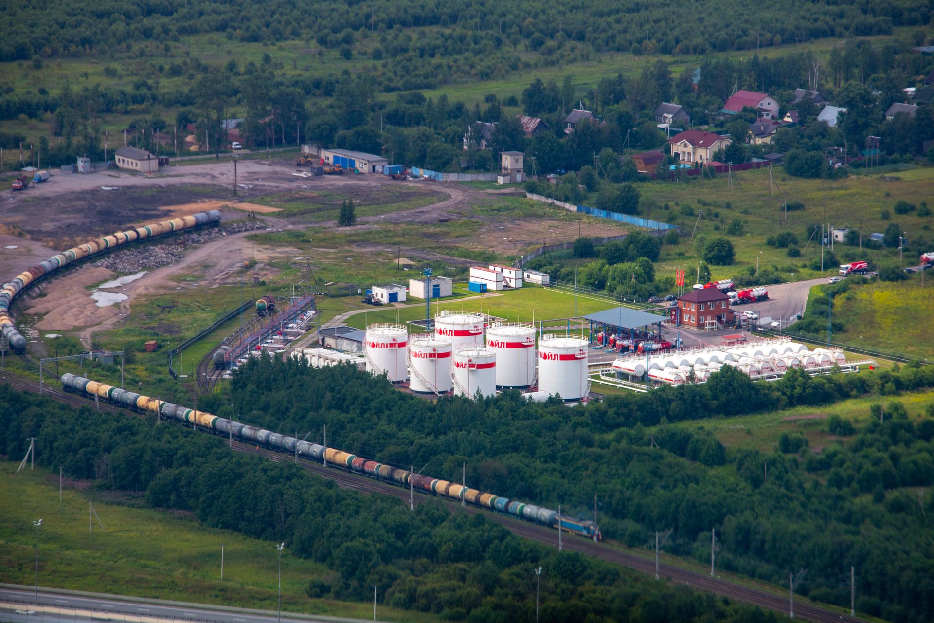 Участники биржевых торгов начали активно продавать акции «Роснефти» и «Лукойла»