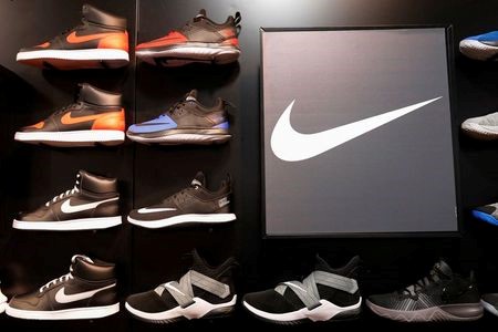 Кроссовки Nike в магазине в Нью-Йорке, США, 18 марта 2019 года. REUTERS/Shannon Stapleton