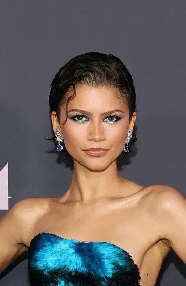 Зендая вышла в свет в кутюрном платье Schiaparelli из 65 тысяч шёлковых перьев something, чтото, Зендая, фильма, платье, которая, Паттинсон, премьере, ранее, Зендаи, актриса, драма, наряд, старом, Louis, Vuitton, одалживала, примеряла, Armani, Westwood