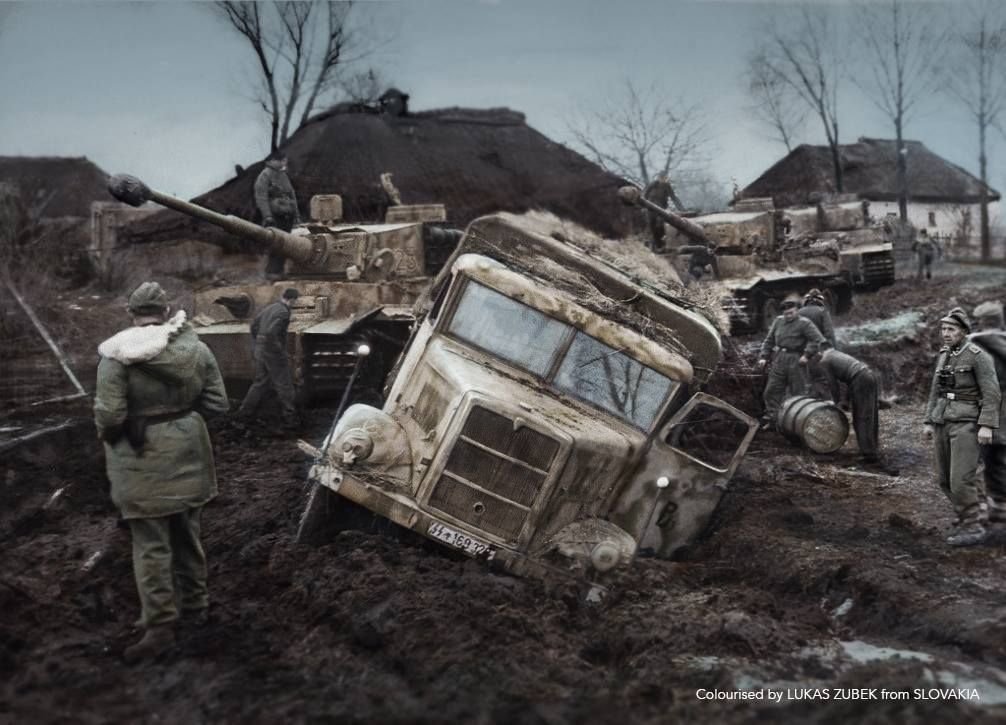 Заправка Тигров в грязи, Украина, 1943 год. Источник: pinterest.com