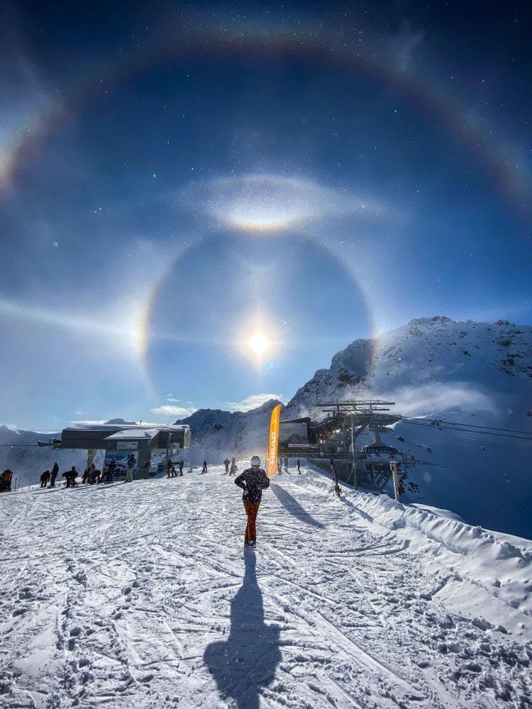 Лыжник запечатлел невероятные световые ореолы в швейцарских Альпах встречаются, Шнайдер, солнца, вокруг, ореолы, ожидал, оптическое, солнечные, когда, появляется, которое, явление, Природа Блогерлюбитель, света, ореол, микроскопическими, кольца, появляются, почему, объяснить