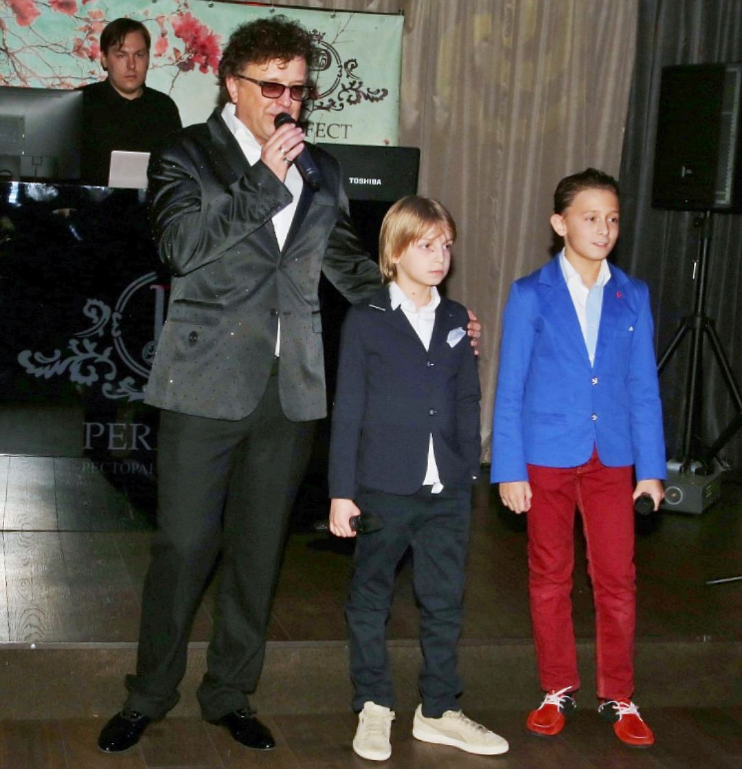На вечеринке Жуков презентовал бойбенд «Миха&Ники», в котором поет его сын Никита. Фото: Борис КУДРЯВОВ