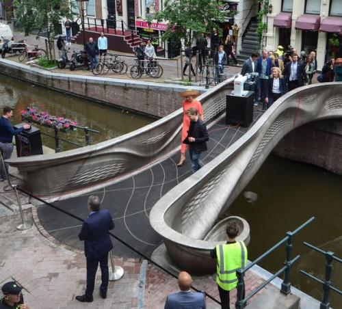 В Амстердаме открыли первый в мире пешеходный стальной мост, полностью напечатанный на 3D-принтере.