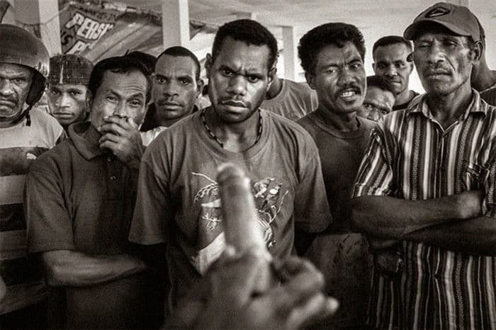 16. Любопытные взгляды: мужчинам Папуа Новой Гвинеи впервые показывают, как использовать презерватив в мире, интересное, исторические кадры, подборка, редкие фото, снимки, события, фото
