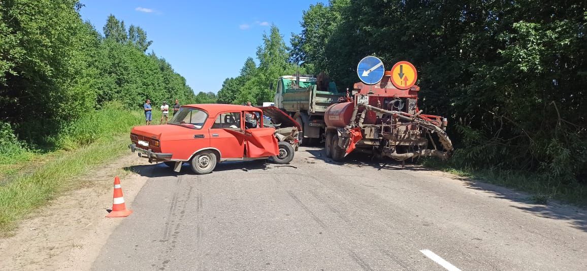 В Тверской области Москвич протаранил установку для ямочного ремонта дорог