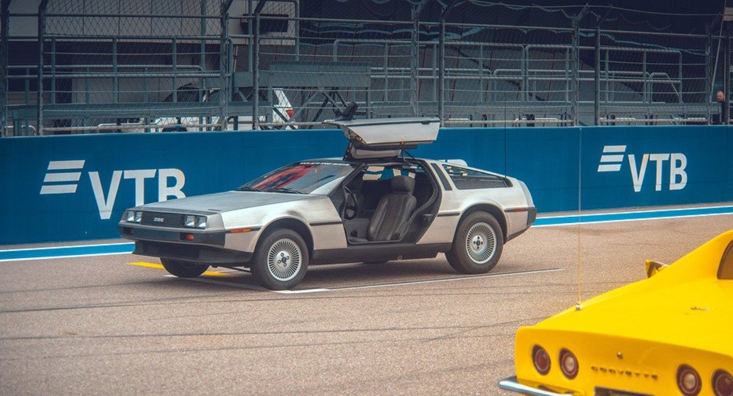 Ferrari F40 и Delorean из «Назад в будущее» устроили гонку на трассе F-1 в Сочи