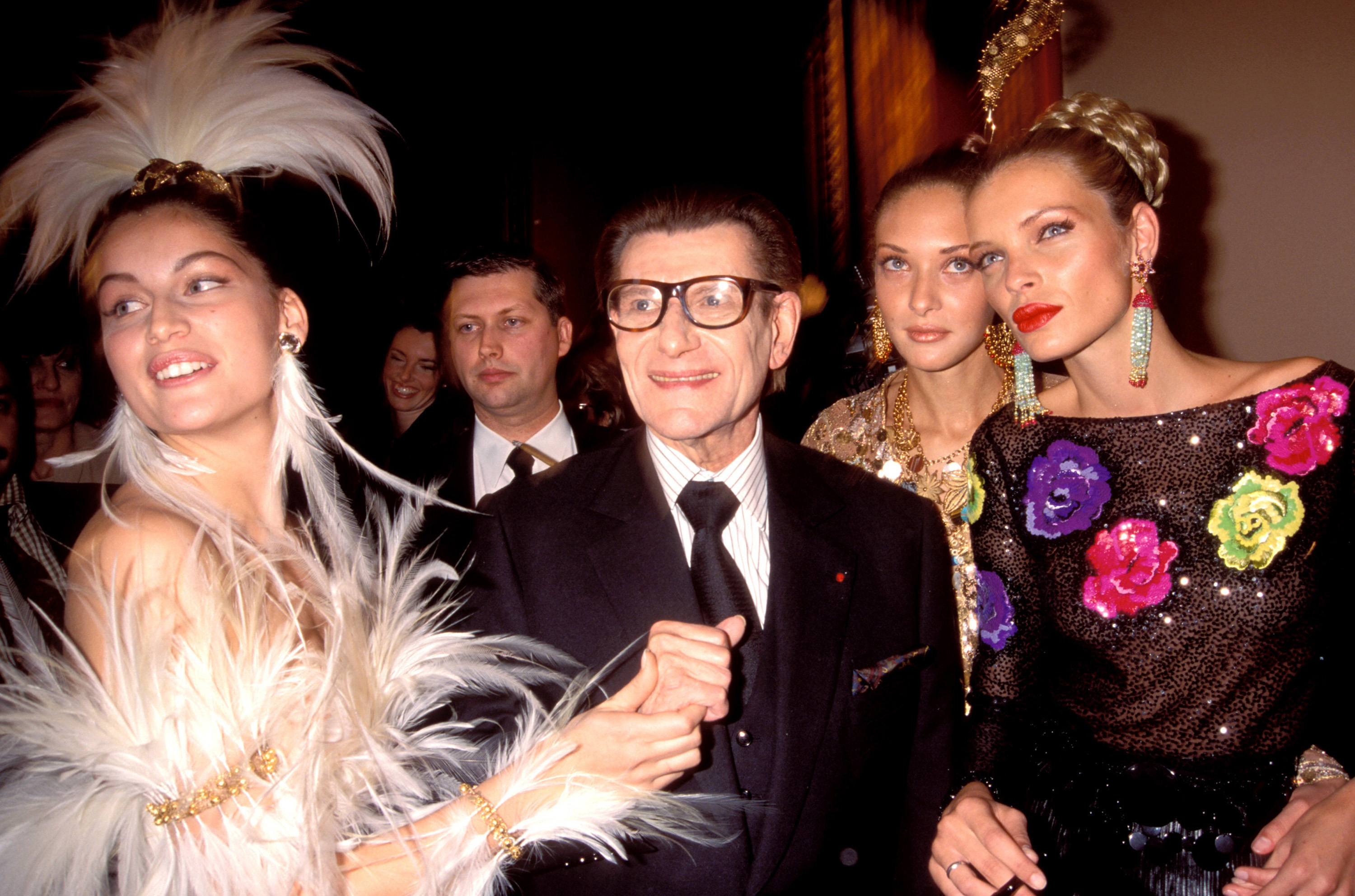 Ив Сен-Лоран с моделями после показа, 2000