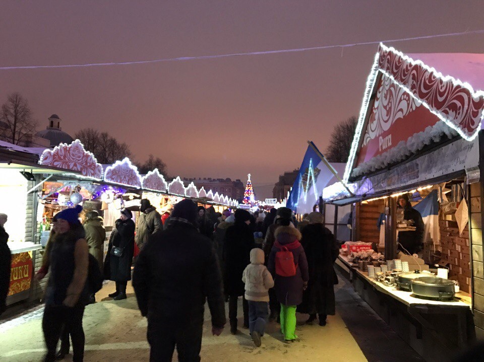 Ярмарки спб. Рождественская ярмарка в СПБ на Манежной площади. Ярмарка на Манежной площади 2020 СПБ. Рождественская ярмарка в Санкт Петербурге на Манежной. Рождественская ярмарка на Манежной площади и малой садовой улице.