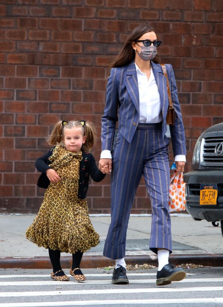 Леопардовый принт для дочки, модная полоска для мамы: Ирина Шейк и Лея Купер на прогулке в Нью-Йорке Леопардовый принт для дочки, модная полоска для мамы: Ирина Шейк и Лея Купер на прогулке в Нью-Йорке Дети,Дети знаменитостей