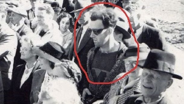 Путешественник во времени Пожалуй, самая известная фотография такого рода. Загадочный мужчина был снят в Канаде в 1941 году&hellip; Но посмотрите на него внимательно! Лого на футболке, модные очки, да еще и миникамера в руках &mdash; настоящий путешественник во времени!