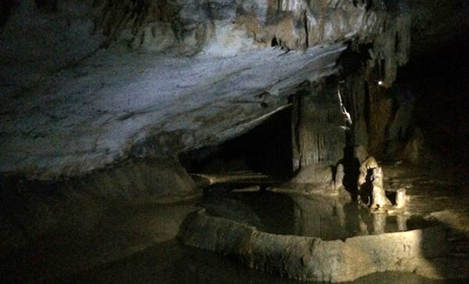 Спелеолог показал обследование пещеры на камеру: тоннели вниз настолько глубоки, словно ведут прямо в центр Земли Культура