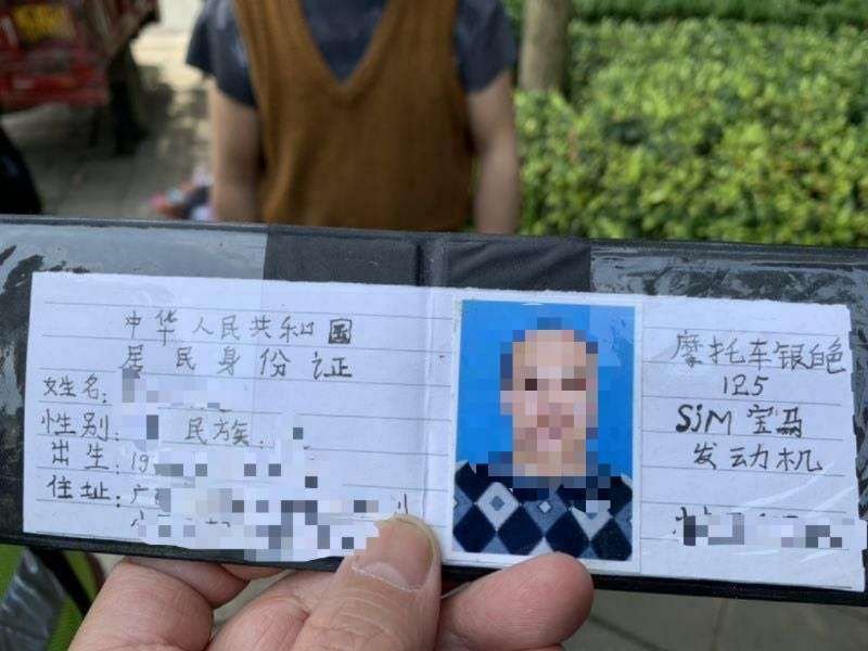 Мотоциклист из Китая предъявил полицейским права, нарисованные от руки