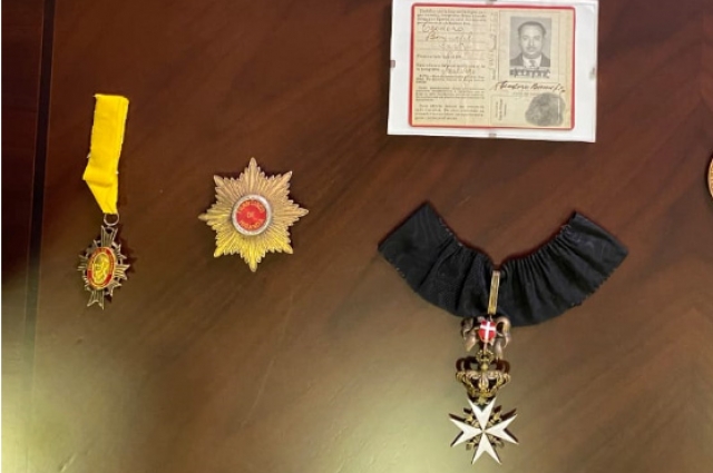 Орден Заслуг pro Merito Melitensi (Мальтийский крест) - справа, знак ордена и звезда венесуэльского ордена Франсиско де Миранды.