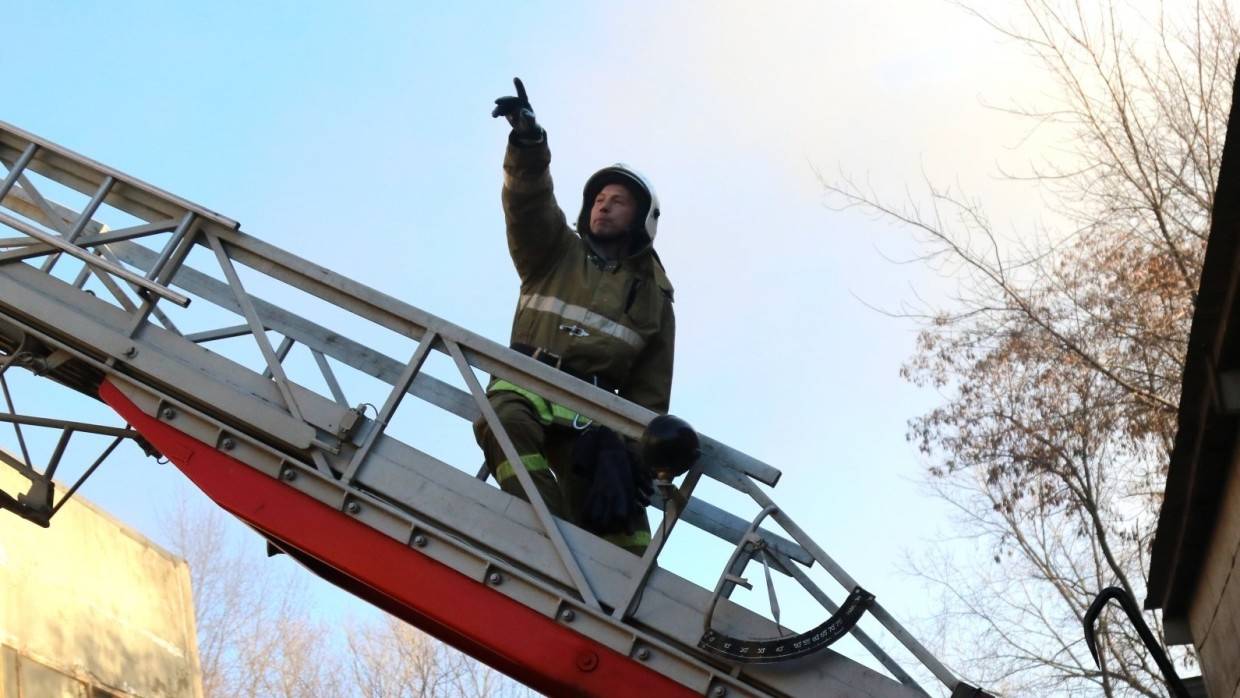 Пожарные спасли 12 человек из горящей пятиэтажки в Уссурийске