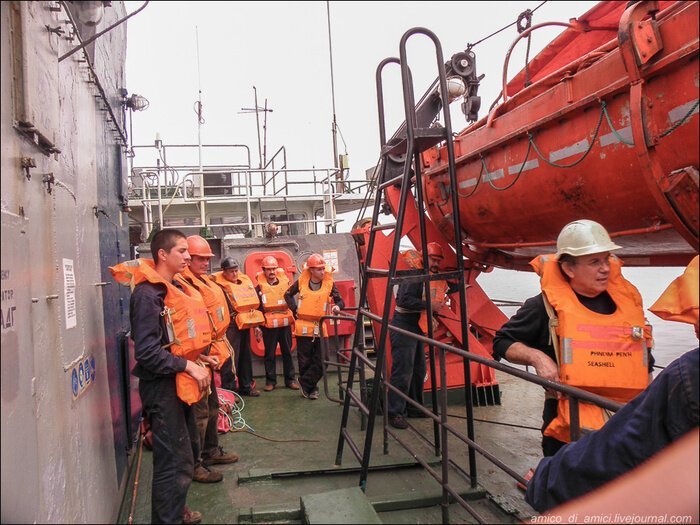 В дни, когда дует сильный ветер, я всегда вспоминаю, как гнётся и содрогается под ударами волн корпус В дни, когда дует сильный ветер, я всегда вспоминаю, как гнётся и содрогается под ударами волн корпус