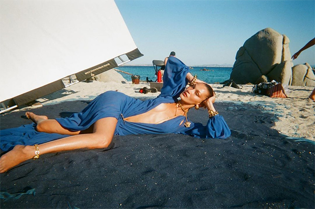 Продлила лето: Белла Хадид поделилась фото со съемок для Versace у моря Новости моды