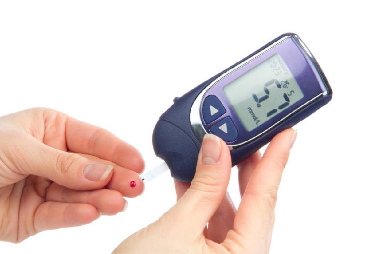 Контроль уровня сахара. Аппарат для измерения сахарный диабет измерения. Глюкометр измерение Глюкозы в крови. Сахарный диабет глюкометр. Сахарный диабет прибор для измерения сахара в крови.