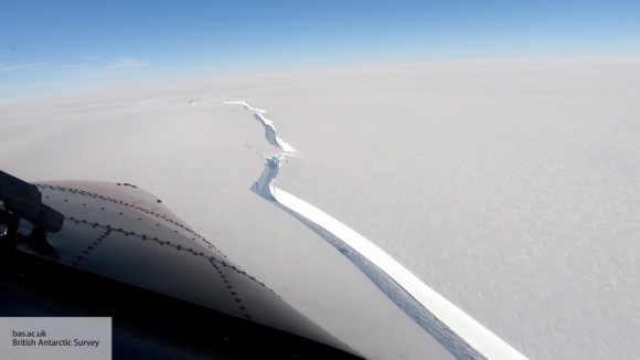 Гляциолог РАН рассказал, чем опасен отколовшийся от Антарктиды гигантский айсберг