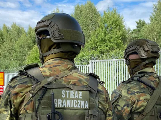 украинцев раздевают до нижнего белья на границе Польши