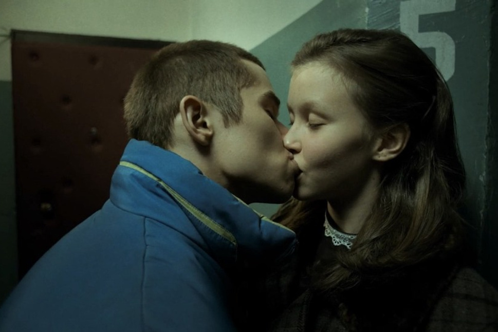 «Это был первый в моей жизни поцелуй»: Анна Пересильд о сцене из сериала «Слово пацана»