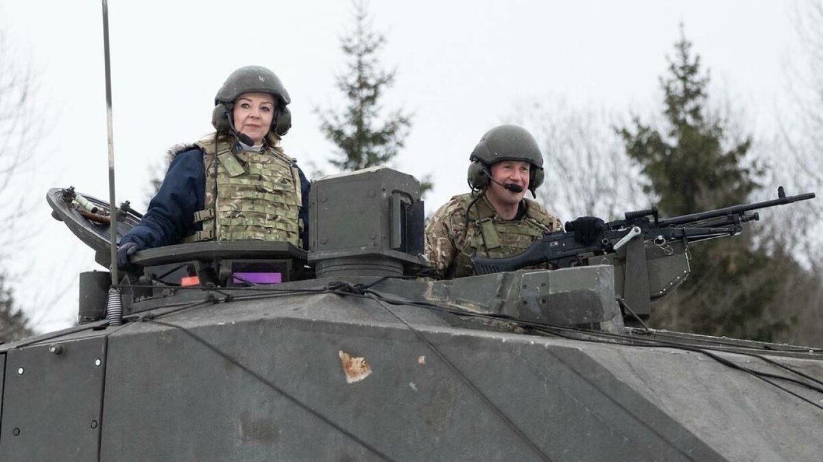 "Дипломат №1" Британии, катаясь на танке недалеко от границ России, призвала нас не быть агрессивными