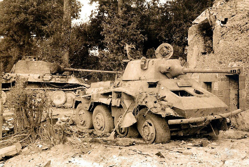 Разбитые Пантера и бронемашина Sd.Kfz. 234 Puma в Нормандии, 1944 год. Всего машин модификаций от 234/1 до /4 было выпущено 478. Источник: flickr.com