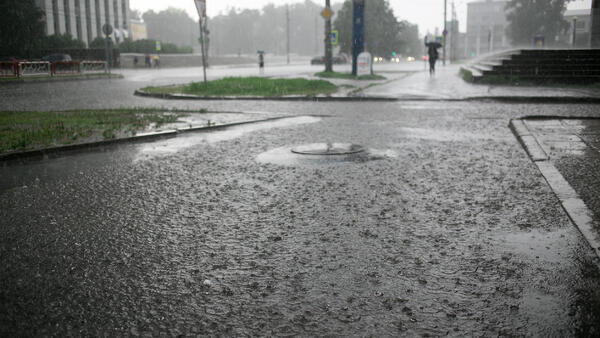 Гидрометцентр объявил желтый уровень погодной опасности из-за разбушевавшейся стихии