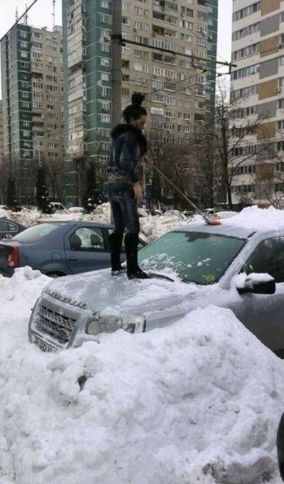 17 девушек, чьи отношения с автомобилями явно не заладились 