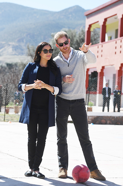 Дворовый футбол и тату хной: принц Гарри и Меган Маркл посетили женский пансион в Марокко Дворовый футбол и тату хной: принц Гарри и Меган Маркл посетили женский пансион в Марокко Монархии