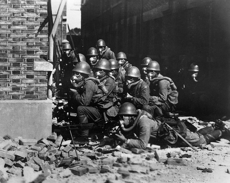 Японские войска в ходе химической атаки в&nbsp;Шанхае, 1937.
