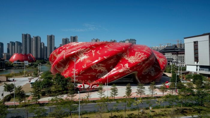 Архитектурное чудо: в Китае открылся театр, напоминающий складки струящегося шёлка 