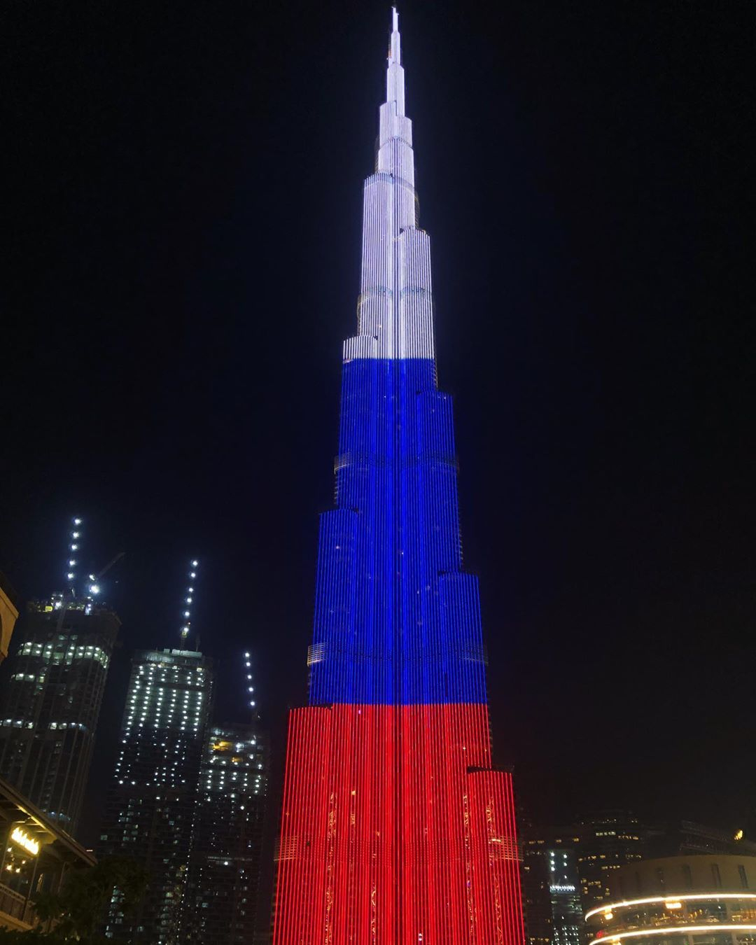 Самая высокая башня мира окрасилась в триколор по случаю Дня России