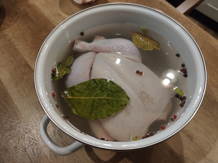 Добавьте лавровый лист и душистый перец. / Фото: drive2.ru