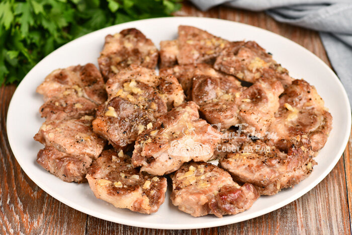 Прекрасный и очень простой способ приготовления сочного мяса. Нет жирных брызг, духовку и форму отмывать не надо.-11